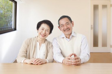 Oturma odasındaki yaşlı Japon çift