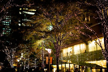 Geceleri şehrin modern binası. 