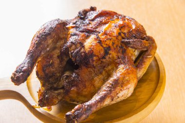 Ahşap tabakta kızarmış tavuk.