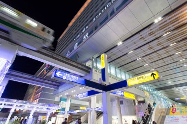 Japon şehrinde gece yarısı modern bina
