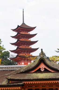 Tapınak manzarası, geleneksel Japon mimarisi.