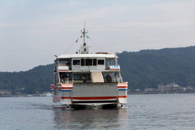 Japonya 'da Miyajima Guchi ve Miyajima Adası arasında feribot seferi.