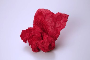beyaz arka plan üzerinde izole kırmızı Buruşturulmuş kağıt topu