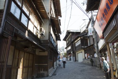 Japonya 'da dar sokakları olan eski bir bölgeden geçiyorum.