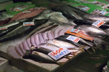Japon şehrindeki balık pazarı manzarası