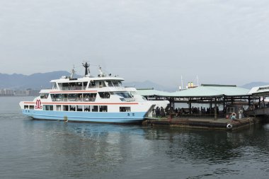 Japonya 'da Miyajima Guchi ve Miyajima Adası arasında feribot seferi.