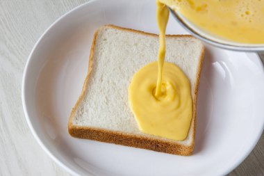 Yumurta karışımıyla kaplanmış tost, kahvaltı hazırlamak.