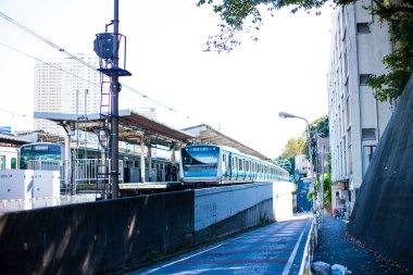 Demiryolu rayları, şehir mimarisinde bir bataklık kesiyor. Gündüz gökyüzünün altında tamamen görülebiliyor.