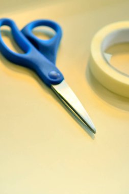 Masada makas ve yapışkan bant var. 