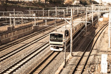 Şehirdeki tren raylarında, hava manzaralı. 