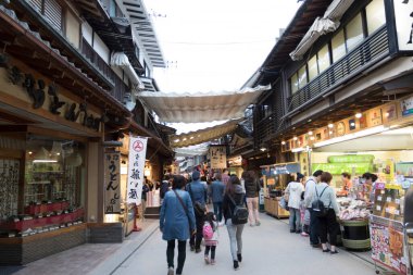 Tokyo sokaklarında yürüyen insanların gündüz çekimleri. 