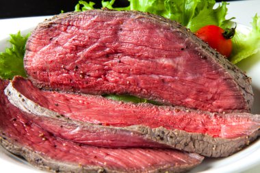 Marul yapraklı ve domatesli ızgara biftek.