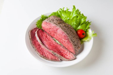 Marul yapraklı ve domatesli ızgara biftek.