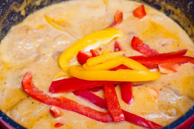 Tavuk ve kırmızı biberli Thai körisi.