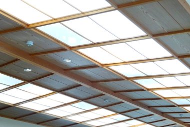 Modern evin içi, ahşap tavan.