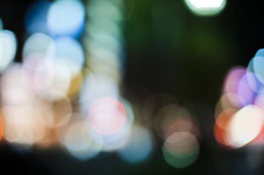 Bokeh gece sokağında ışıktan bulanıklaştı