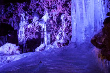 Kışın buz mağarası