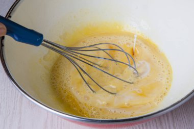 Yumurtaları çırpıcıyla karıştırmak 