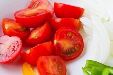 Taze kesilmiş sebze, soğan, dolmalık biber ve domates.