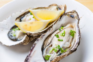 Limonlu taze istiridye yakın.