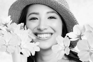 Beyaz elbiseli Asyalı güzel bir kadının portresi