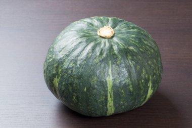 Beyaz arkaplanda izole edilmiş taze balkabağı