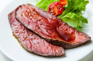 Marul yapraklı ve domatesli ızgara biftek.