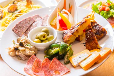 Farklı aperatiflerle tabağın yakın plan çekimi.