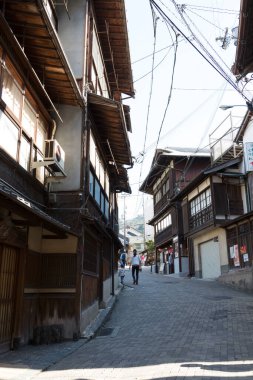 Japonya 'da dar sokakları olan eski bir bölgeden geçiyorum.