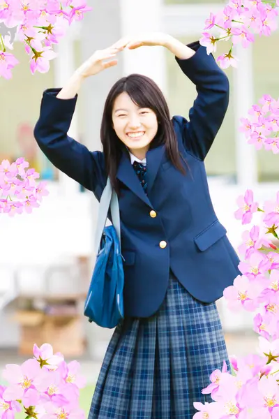 Πορτρέτο Της Όμορφης Ιαπωνέζας Μαθήτριας Στο Ανθισμένο Πλαίσιο Λουλουδιών Κερασιάς — Φωτογραφία Αρχείου