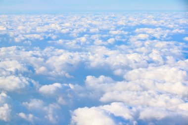 Mavi gökyüzünde beyaz kabarık bulutlar