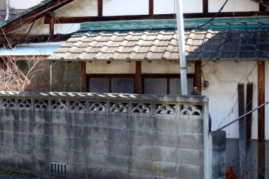 Japon köyünde çatısı olan eski bir ev.