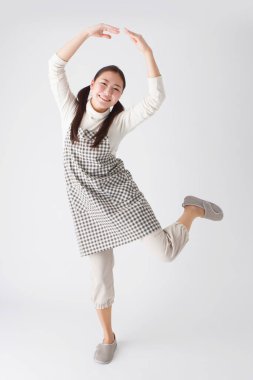 Stüdyoda poz veren önlüklü Japon kadın anaokulu öğretmeni.