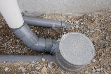 Yerdeki drenaj kapağına bağlı drenaj borusu