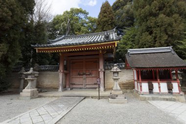 Yaz günü geleneksel Japon mimarisi