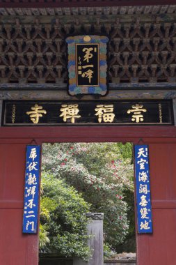 Japonya 'da yaz günü geleneksel Japon tapınağı