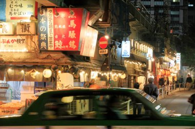 Geceleri Tokyo 'nun sokak manzarası. Japonya 