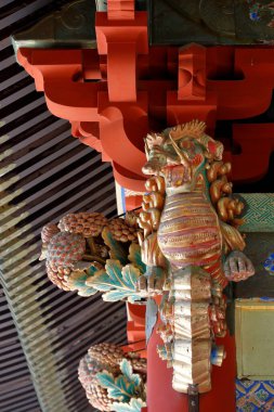 Japon tapınağındaki geleneksel antik dekorun yakın plan çekimi.