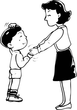 Gülümseyen kadın küçük çocuğun ellerini içeride tutuyor.