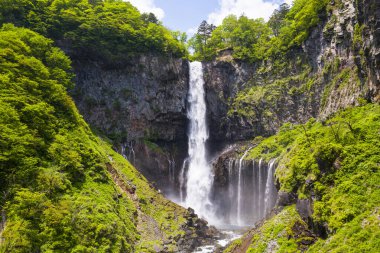 Dağlarda güzel bir şelale