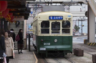 Modern yolcular Japonya 'daki insanlarla istasyonda eğitim görürler.