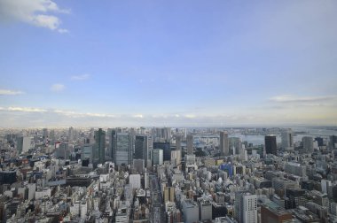 Gündüz vakti modern Japon şehrinin havadan görünüşü