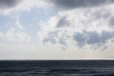 Denizin üzerinde fırtına bulutları 