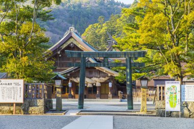 Geleneksel Japon tapınağı ve yeşil ağaçlar, Japonya.