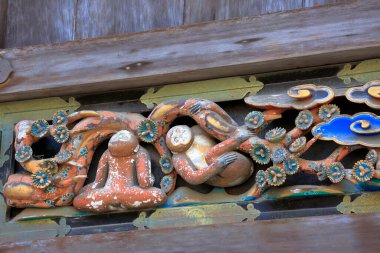 Japon tapınağındaki geleneksel antik dekorun yakın plan çekimi.