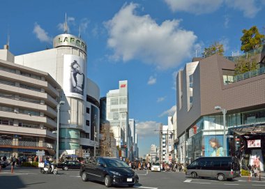 Tokyo - Kasım 20: Shibuya geçidinde kimliği belirsiz kişiler