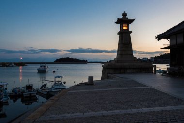 Japonya 'da gün batımında limanda balıkçı tekneleri.