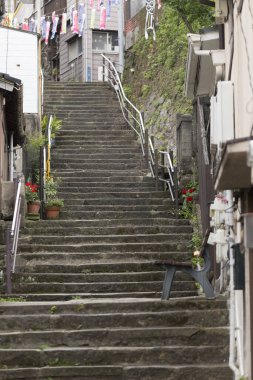 Japonya 'da şehir caddesinde renkli bayraklar ve süslemeler