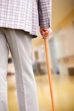 Hastanede bastonla yürüyen son sınıf öğrencisi. sağlık ve bakım kavramı