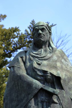 Japon şehir parkındaki antik heykel, gündüz manzaralı.  